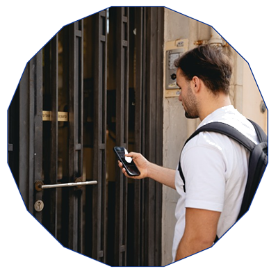 chico abriendo una puerta con ZeroKeys